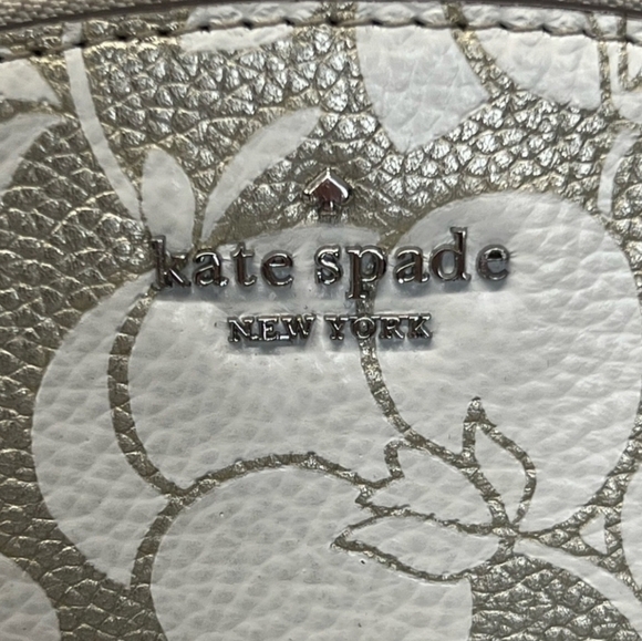 Kate Spade Larchmont Avenue Breezy Floral Half Moon Wristlet White Silver Floral - Picture 2 of 8